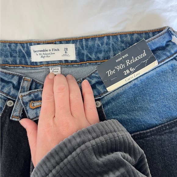 Abercrombie & Fitch 90’s Relaxed Two Tone Jeans - Picture 6 of 7
